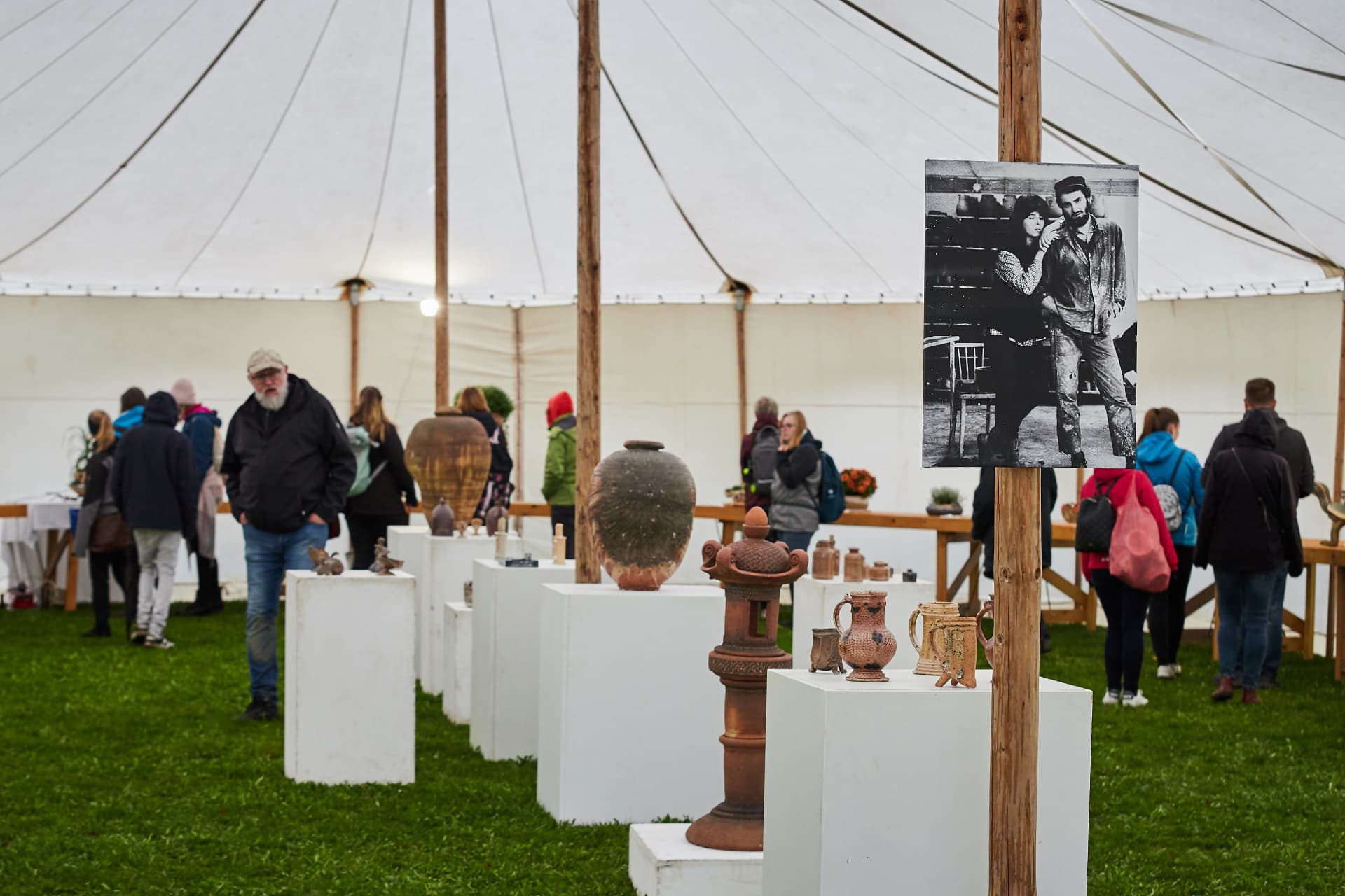 Výstava ve festivalovém šapitó